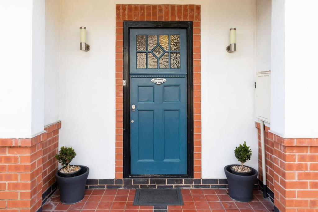 Large 4 Bed House with Games Room and Parking in Leicester