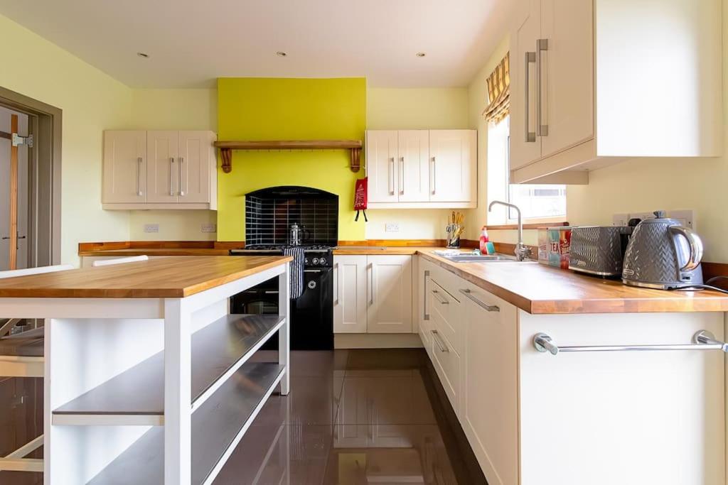 Large 4 Bed House with Games Room and Parking in Leicester