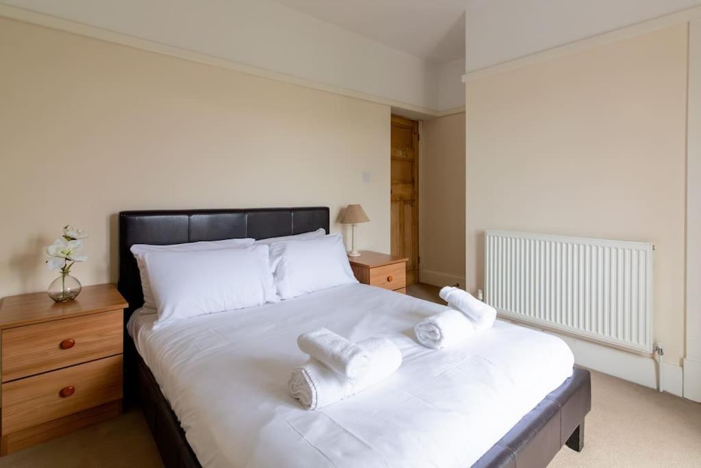 Large 4 Bed House with Games Room and Parking in Leicester