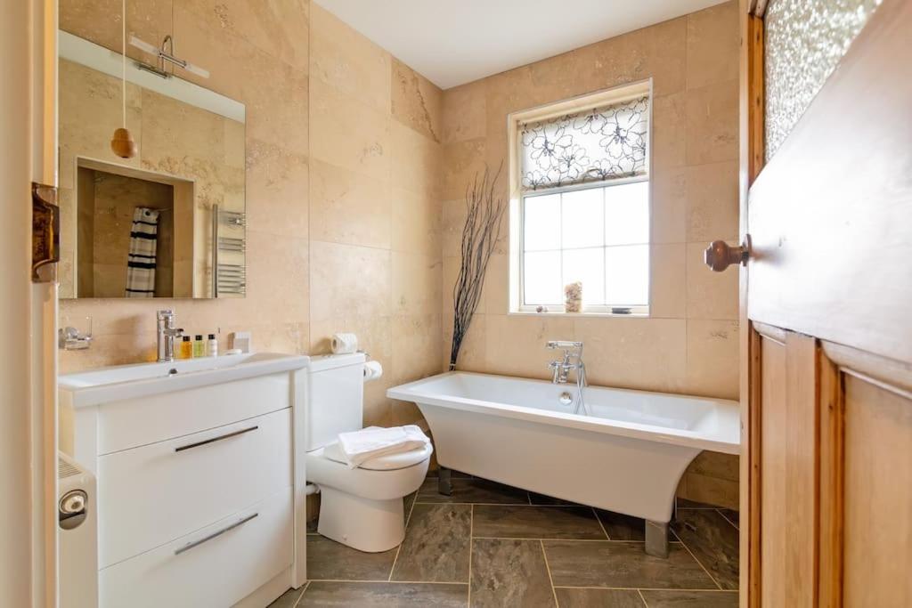 Large 4 Bed House with Games Room and Parking in Leicester