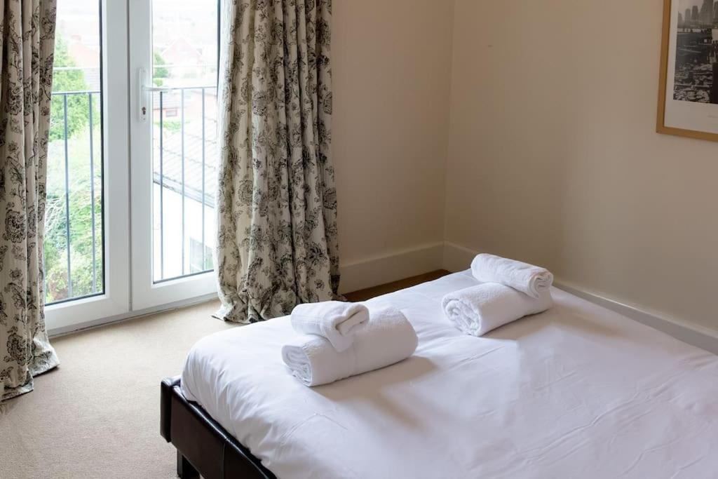 Large 4 Bed House with Games Room and Parking in Leicester