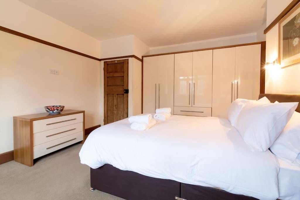 Large 4 Bed House with Games Room and Parking in Leicester
