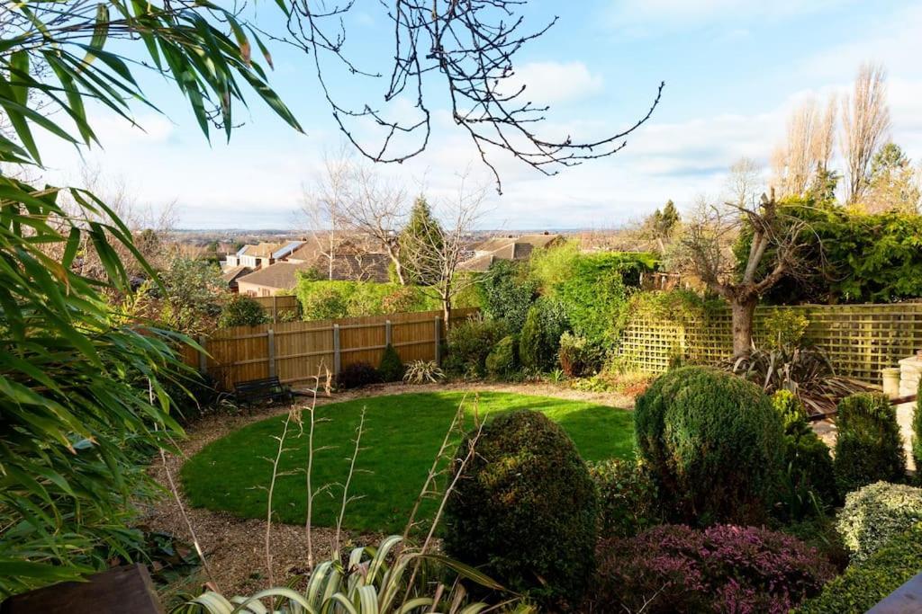 Large 4 Bed House with Games Room and Parking in Leicester