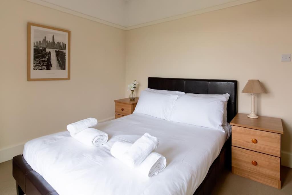 Large 4 Bed House with Games Room and Parking in Leicester