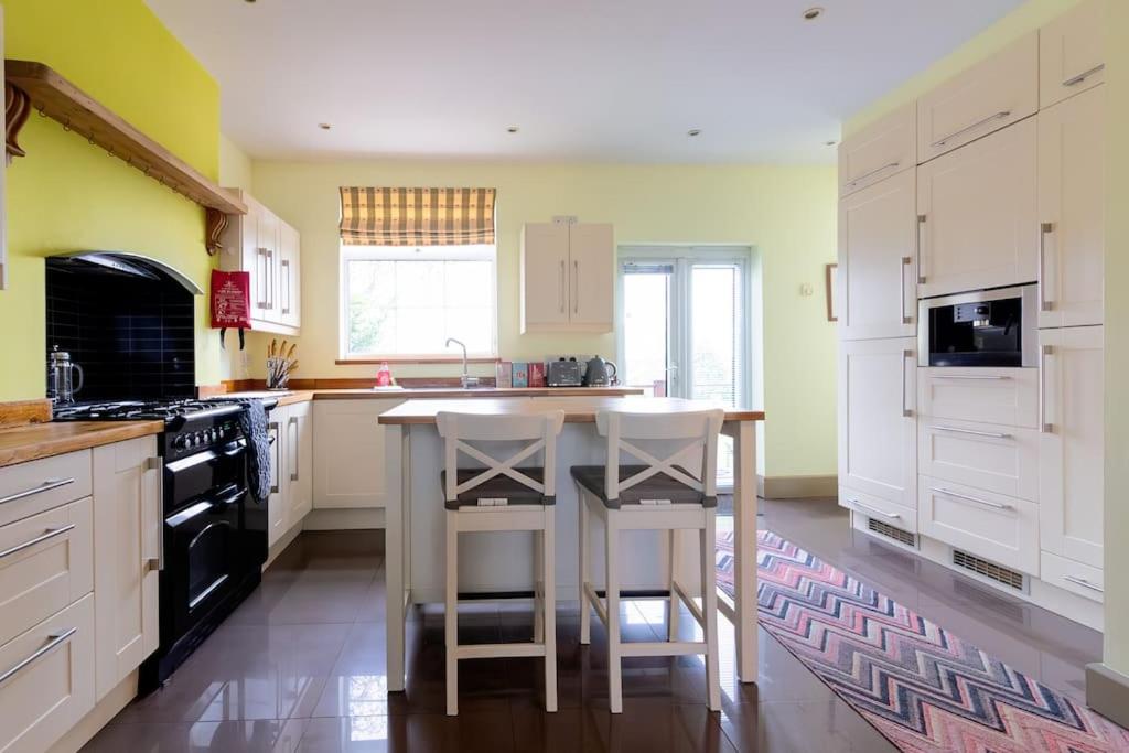 Large 4 Bed House with Games Room and Parking in Leicester