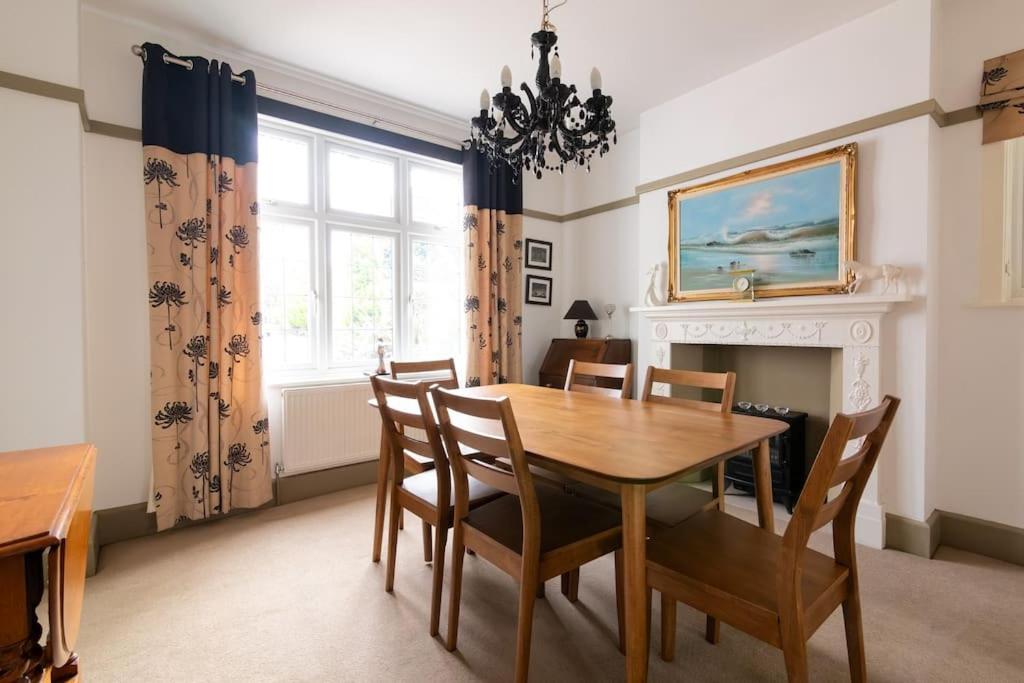 Large 4 Bed House with Games Room and Parking in Leicester