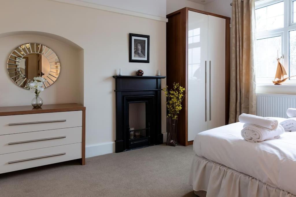 Large 4 Bed House with Games Room and Parking in Leicester