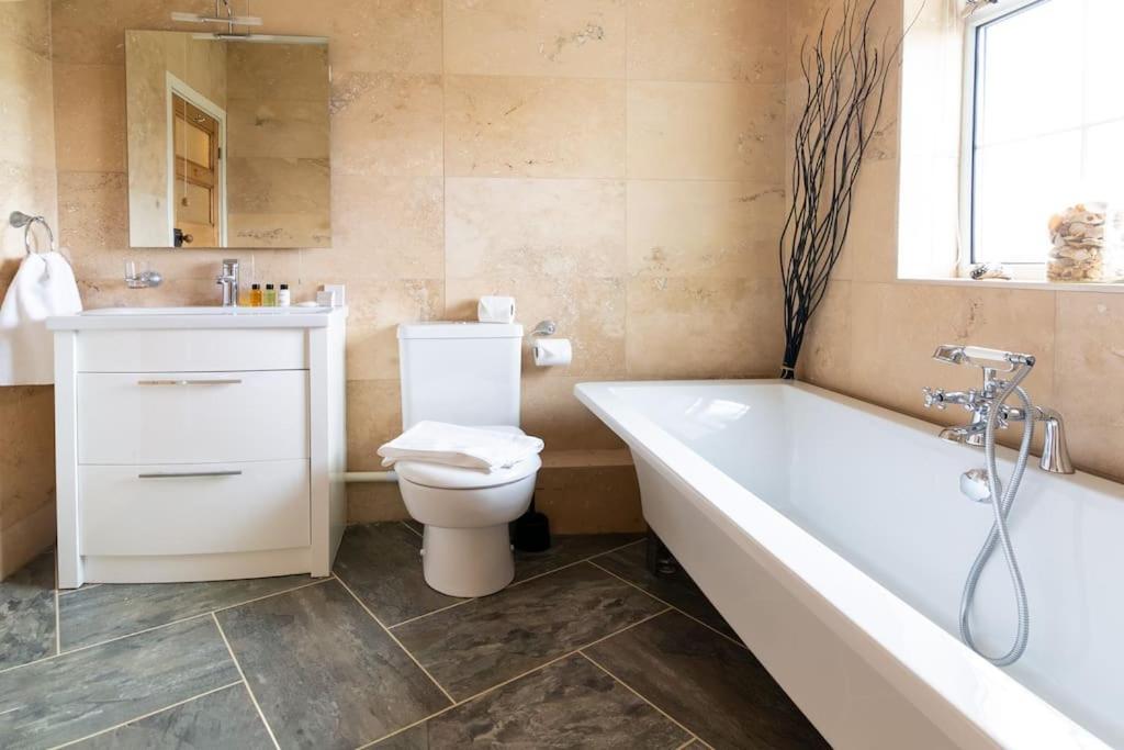 Large 4 Bed House with Games Room and Parking in Leicester