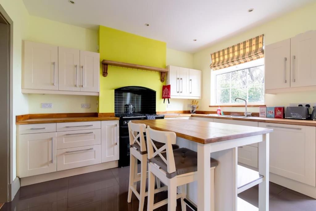 Large 4 Bed House with Games Room and Parking in Leicester