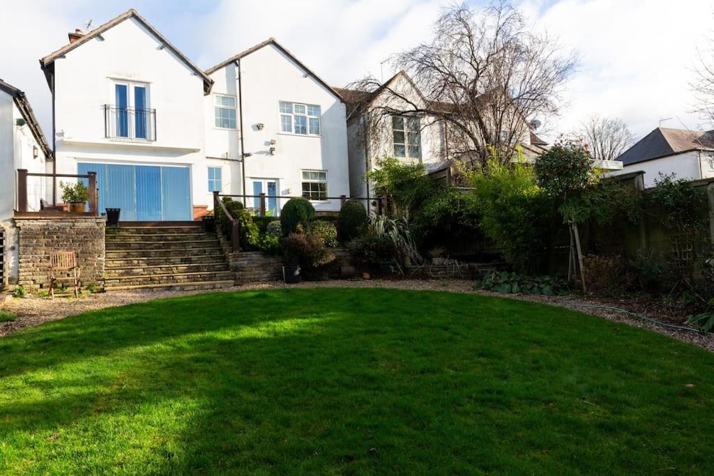 Large 4 Bed House with Games Room and Parking in Leicester
