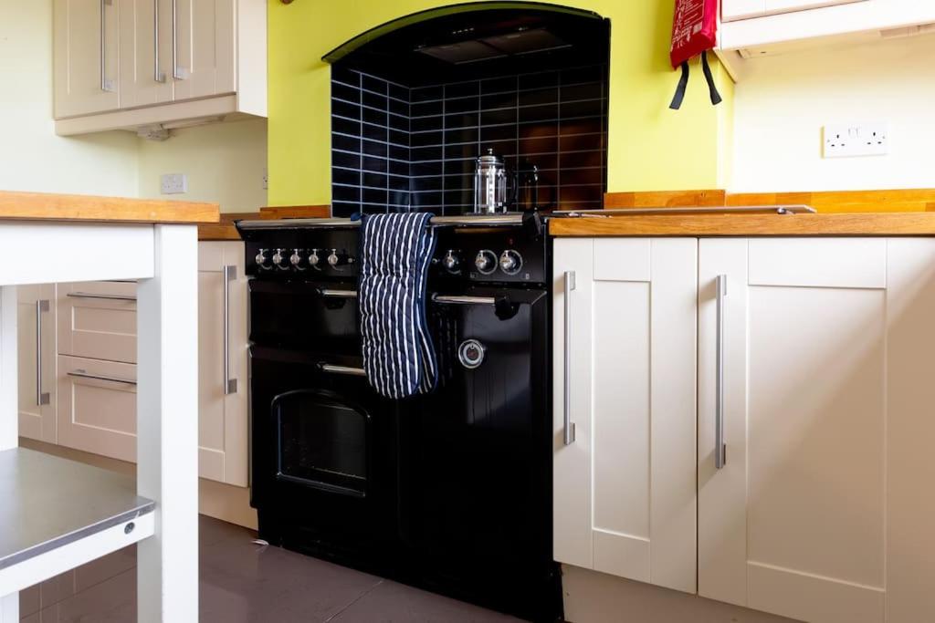 Large 4 Bed House with Games Room and Parking in Leicester