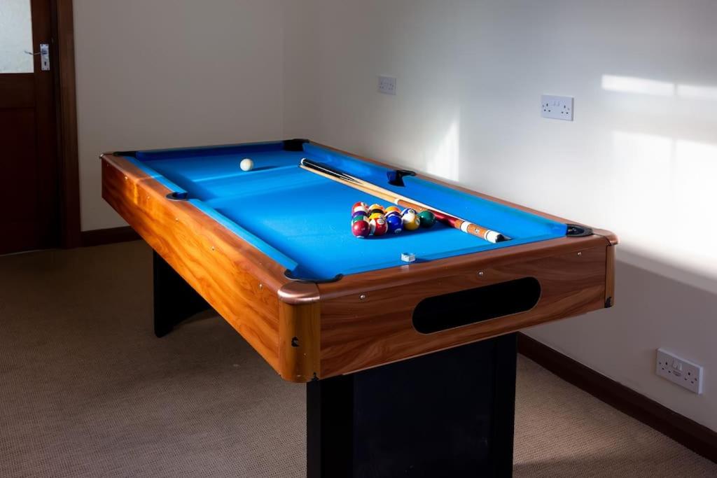 Large 4 Bed House with Games Room and Parking in Leicester