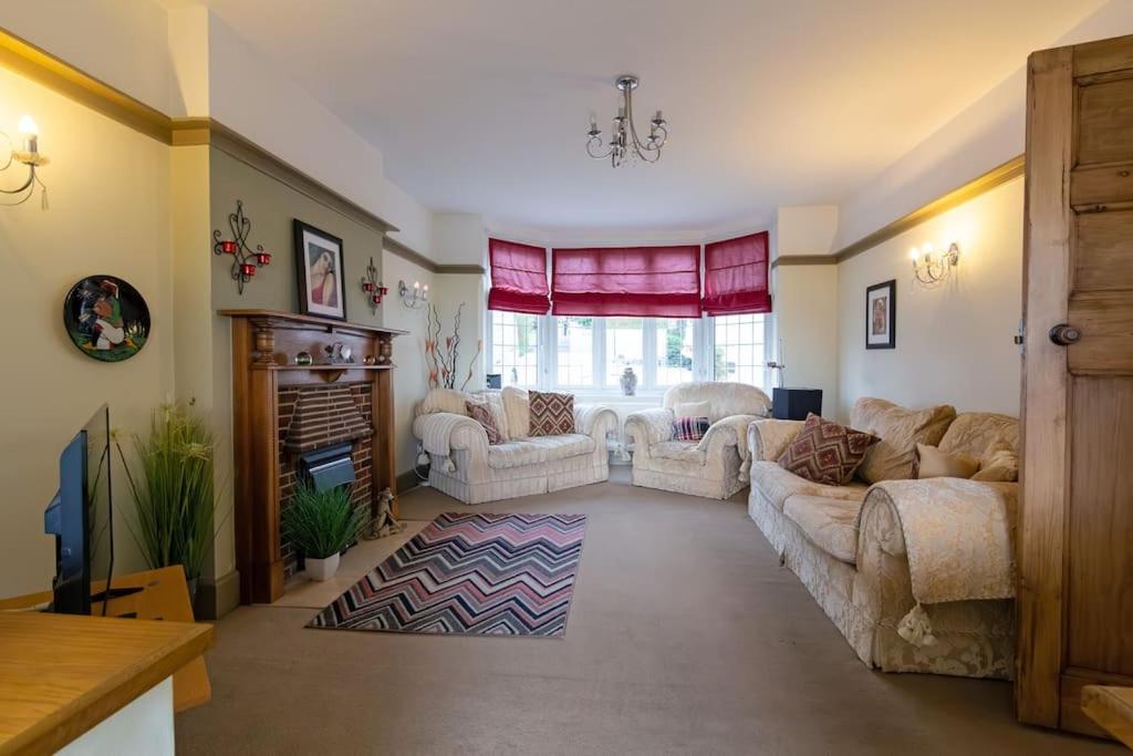 Large 4 Bed House with Games Room and Parking in Leicester