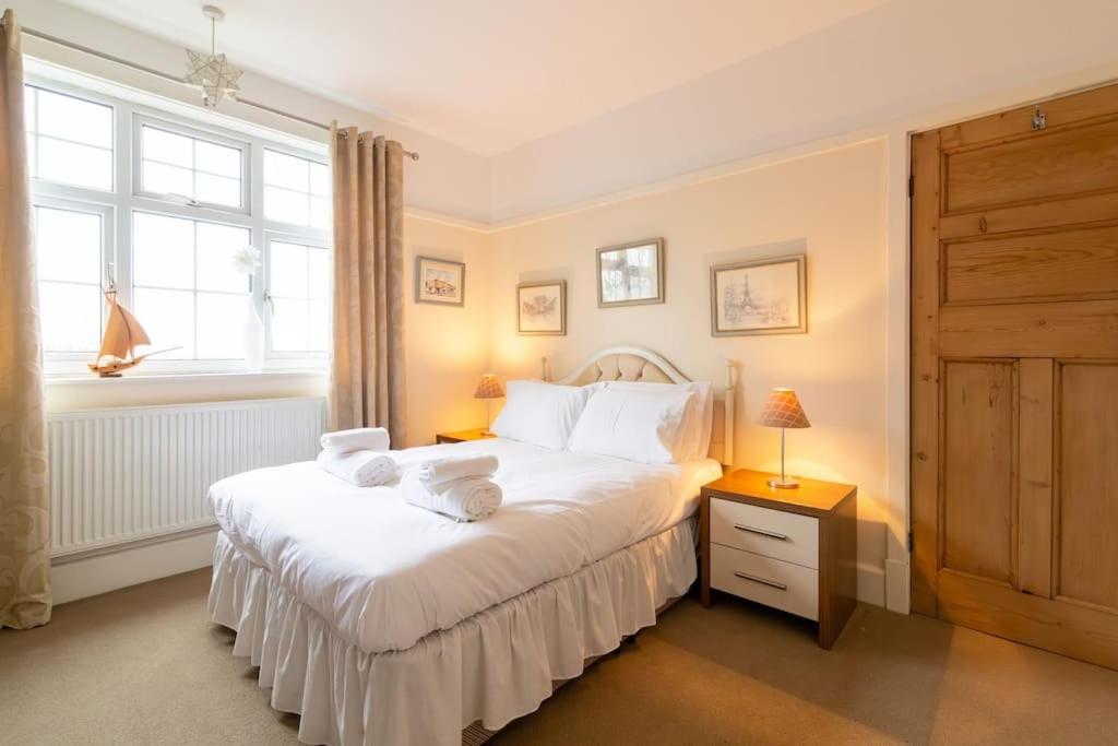 Large 4 Bed House with Games Room and Parking in Leicester