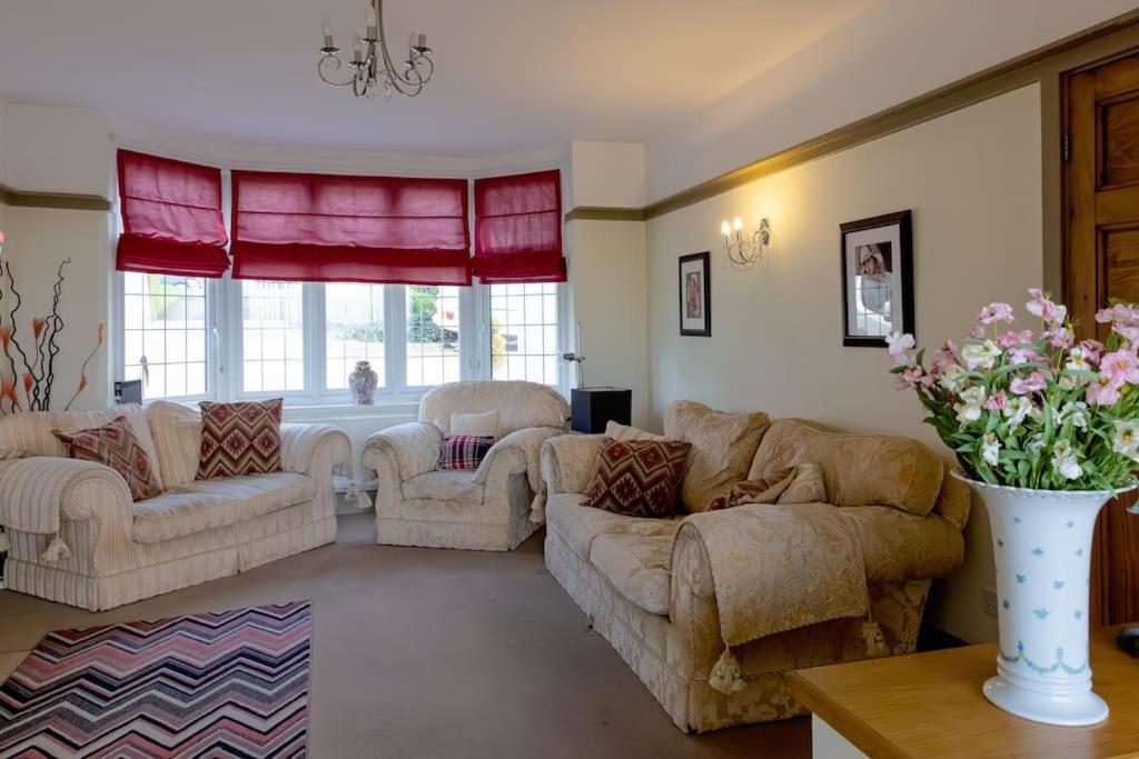 Large 4 Bed House with Games Room and Parking in Leicester
