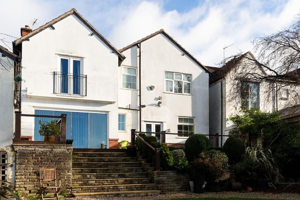 Large 4 Bed House with Games Room and Parking in Leicester