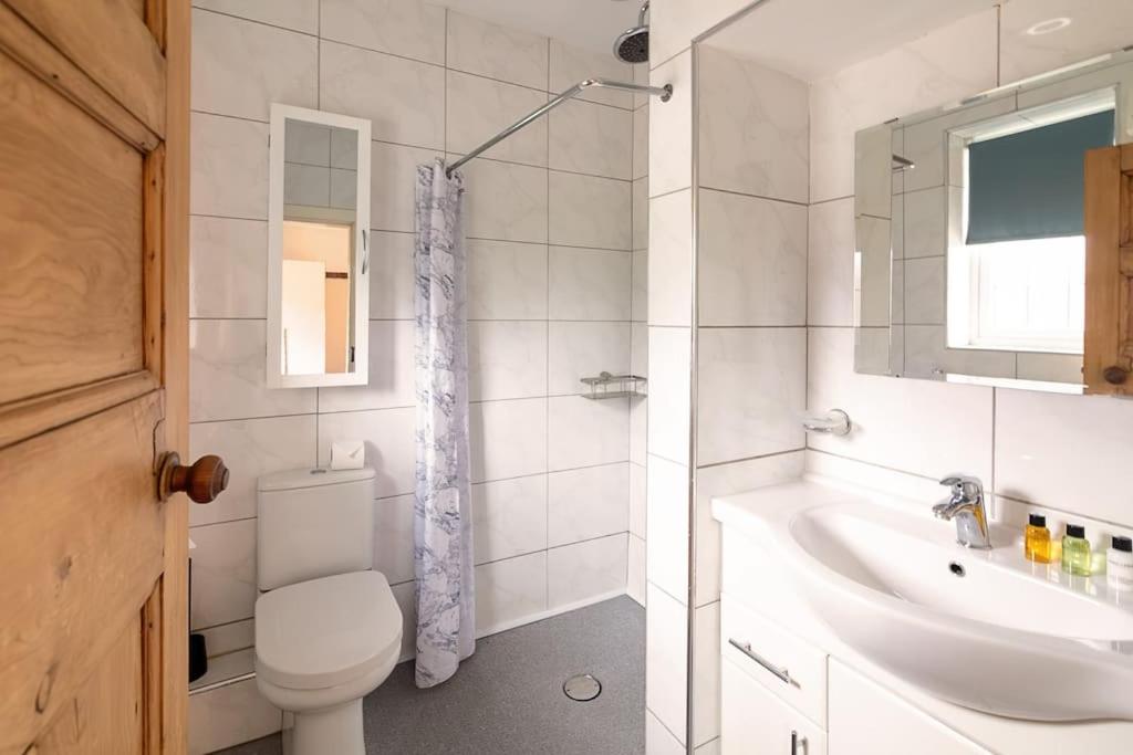 Large 4 Bed House with Games Room and Parking in Leicester