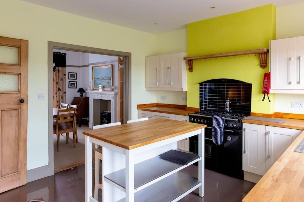 Large 4 Bed House with Games Room and Parking in Leicester