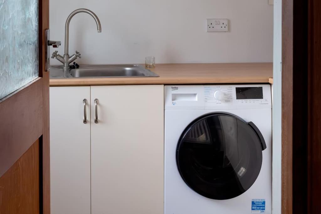 Large 4 Bed House with Games Room and Parking in Leicester
