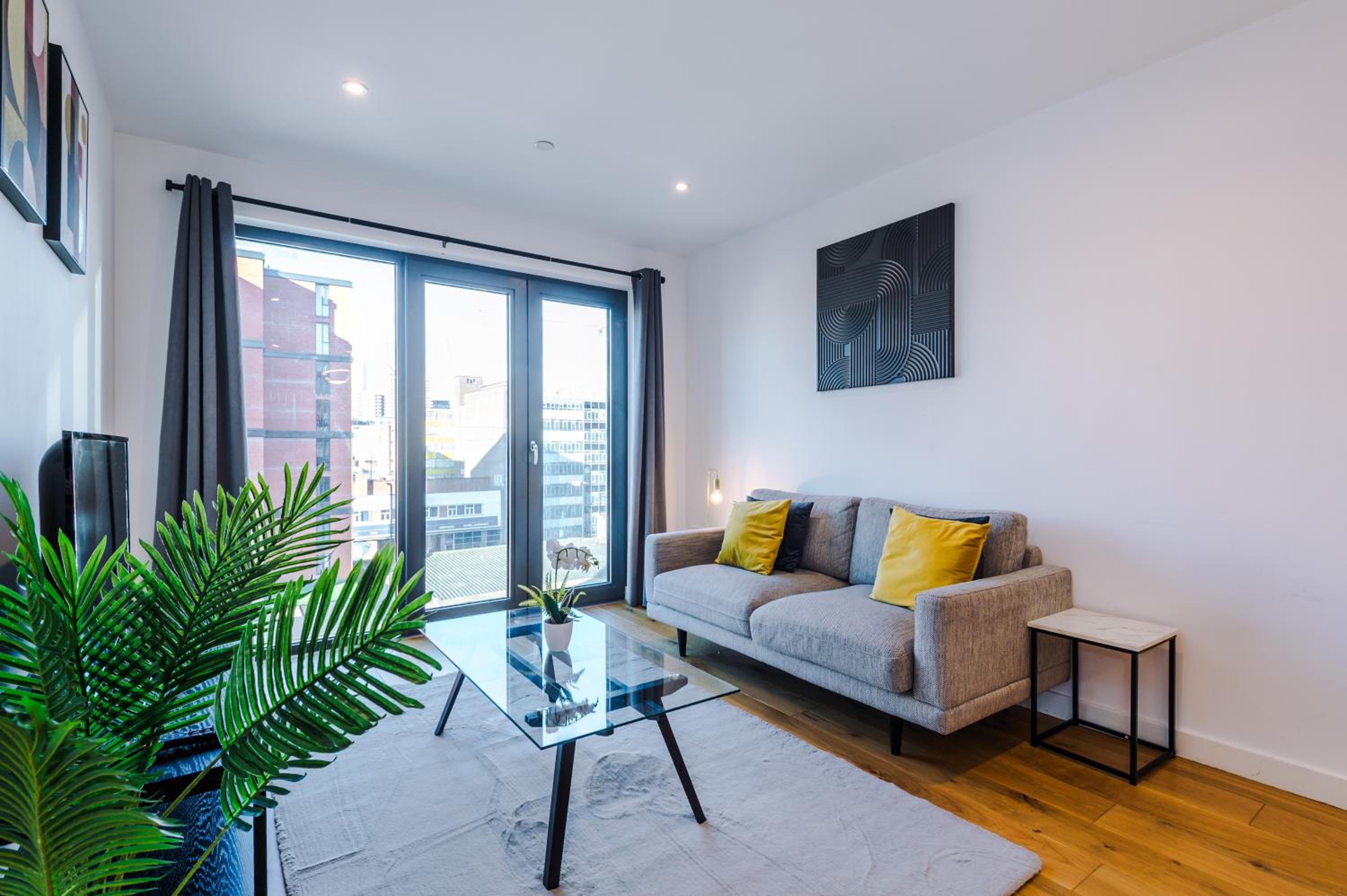 The Windmill Suite, Sleeps 6, Modern Comfort & Fast Wi-Fi, Perfect for Extended Stays