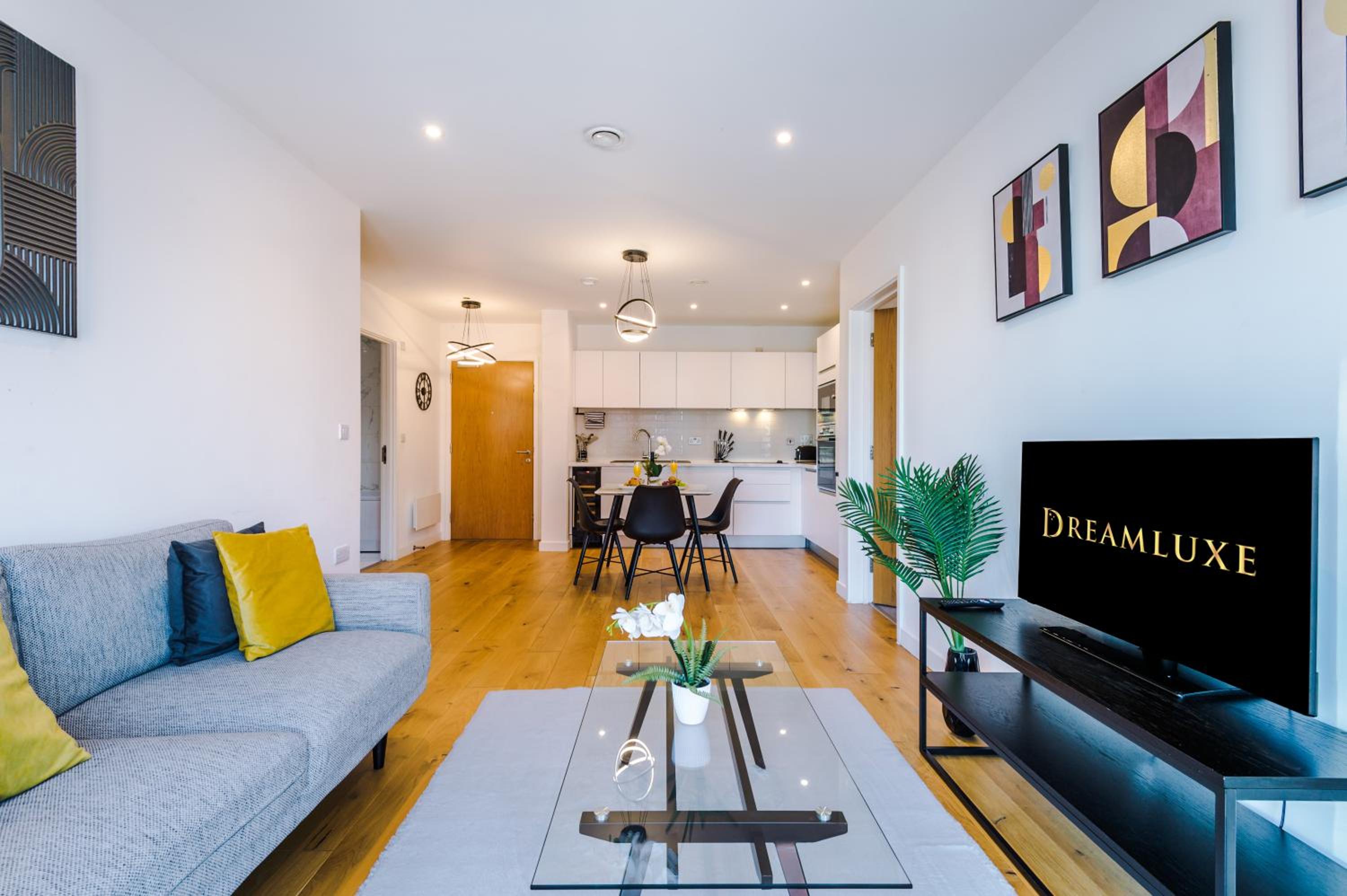 The Windmill Suite, Sleeps 6, Modern Comfort & Fast Wi-Fi, Perfect for Extended Stays