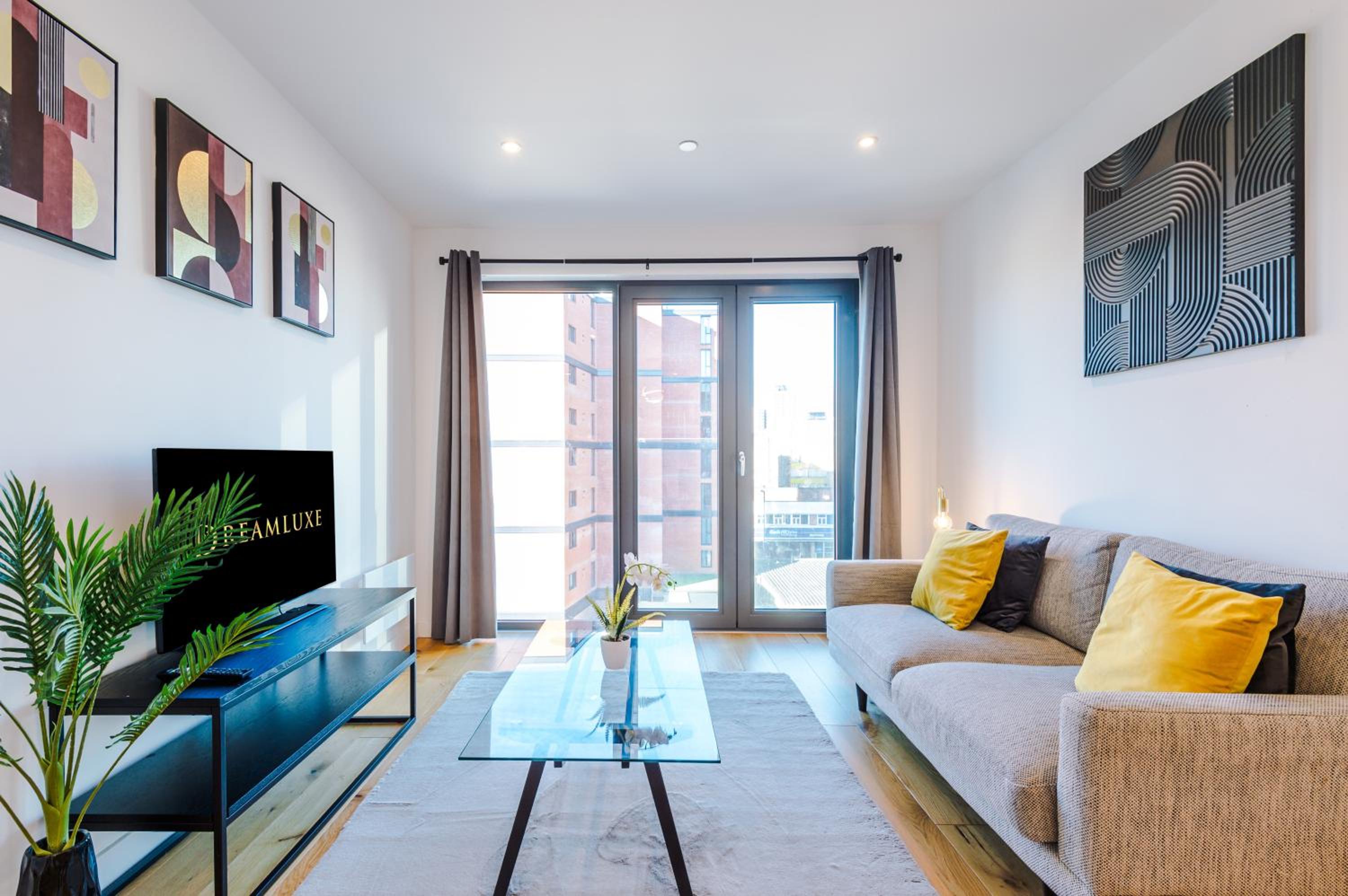 The Windmill Suite, Sleeps 6, Modern Comfort & Fast Wi-Fi, Perfect for Extended Stays