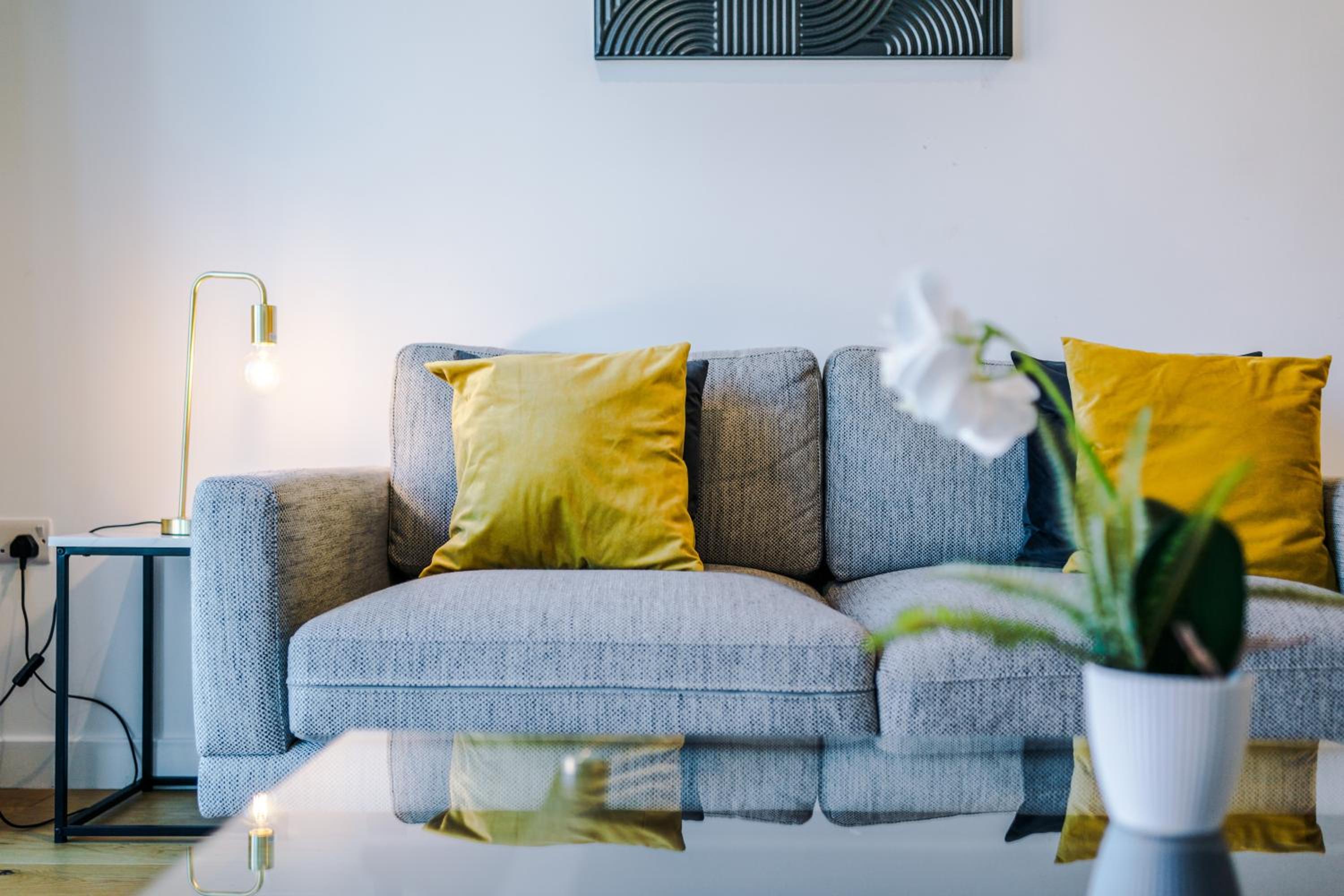 The Windmill Suite, Sleeps 6, Modern Comfort & Fast Wi-Fi, Perfect for Extended Stays