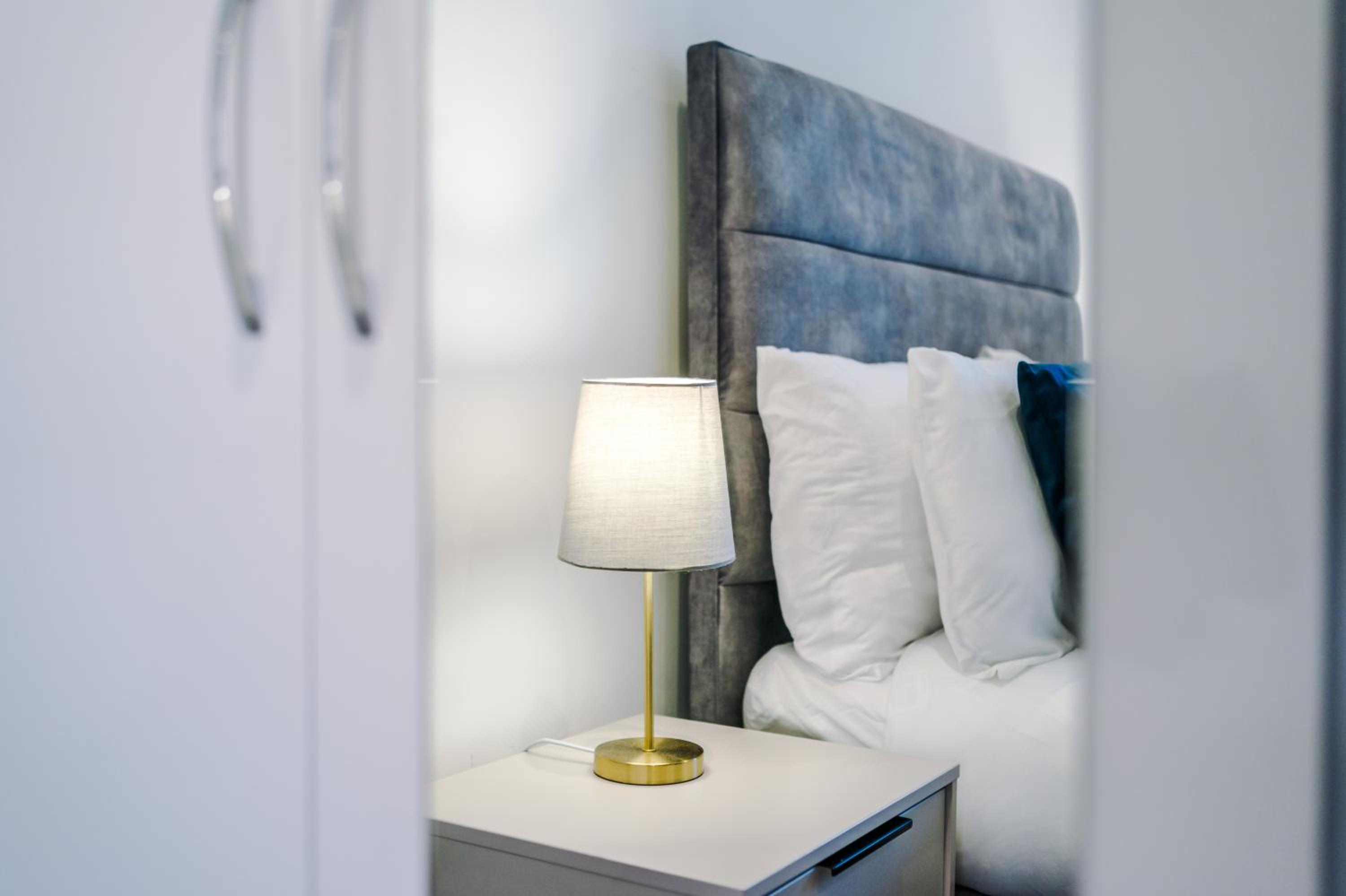 The Windmill Suite, Sleeps 6, Modern Comfort & Fast Wi-Fi, Perfect for Extended Stays
