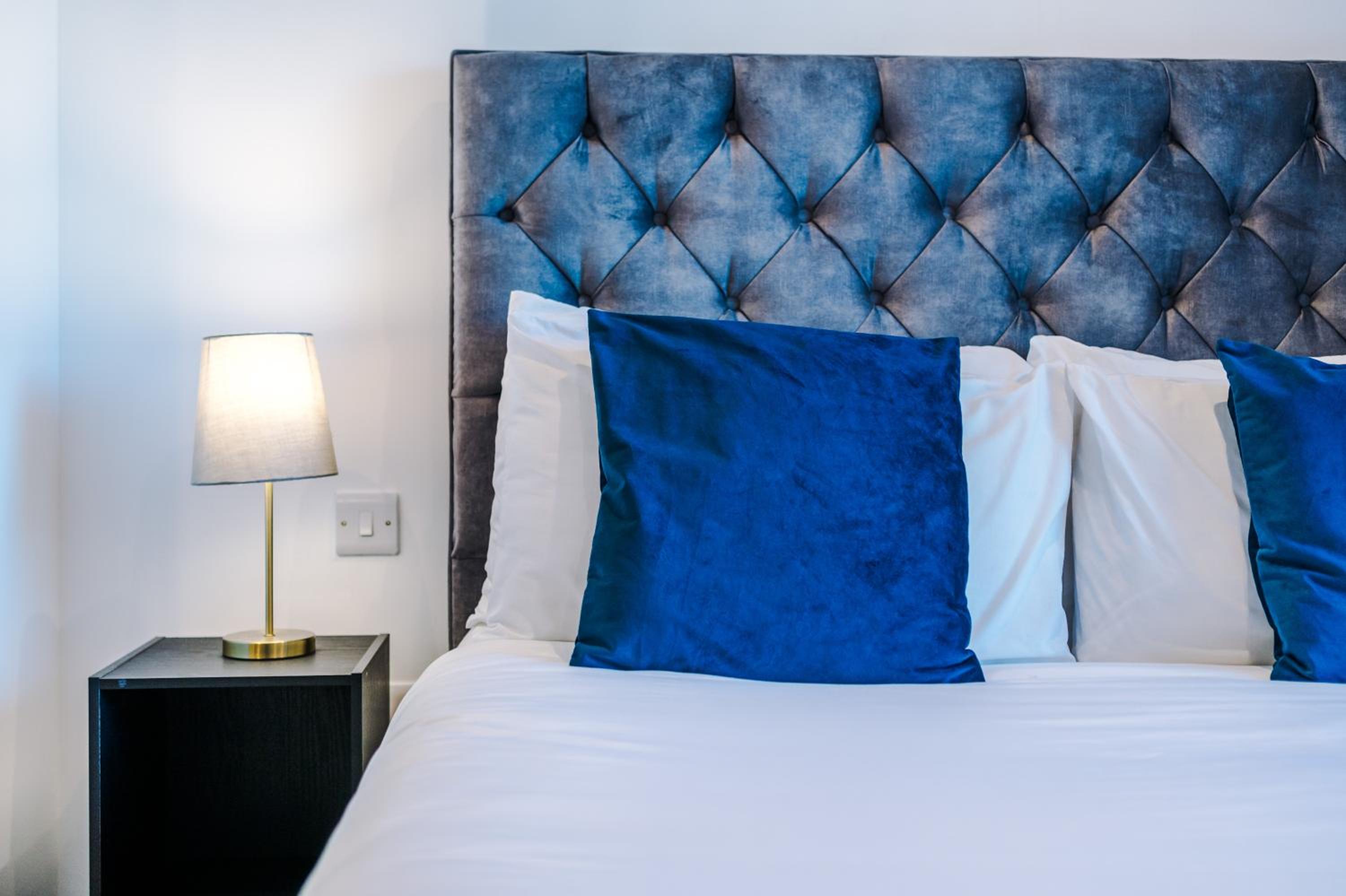 The Windmill Suite, Sleeps 6, Modern Comfort & Fast Wi-Fi, Perfect for Extended Stays