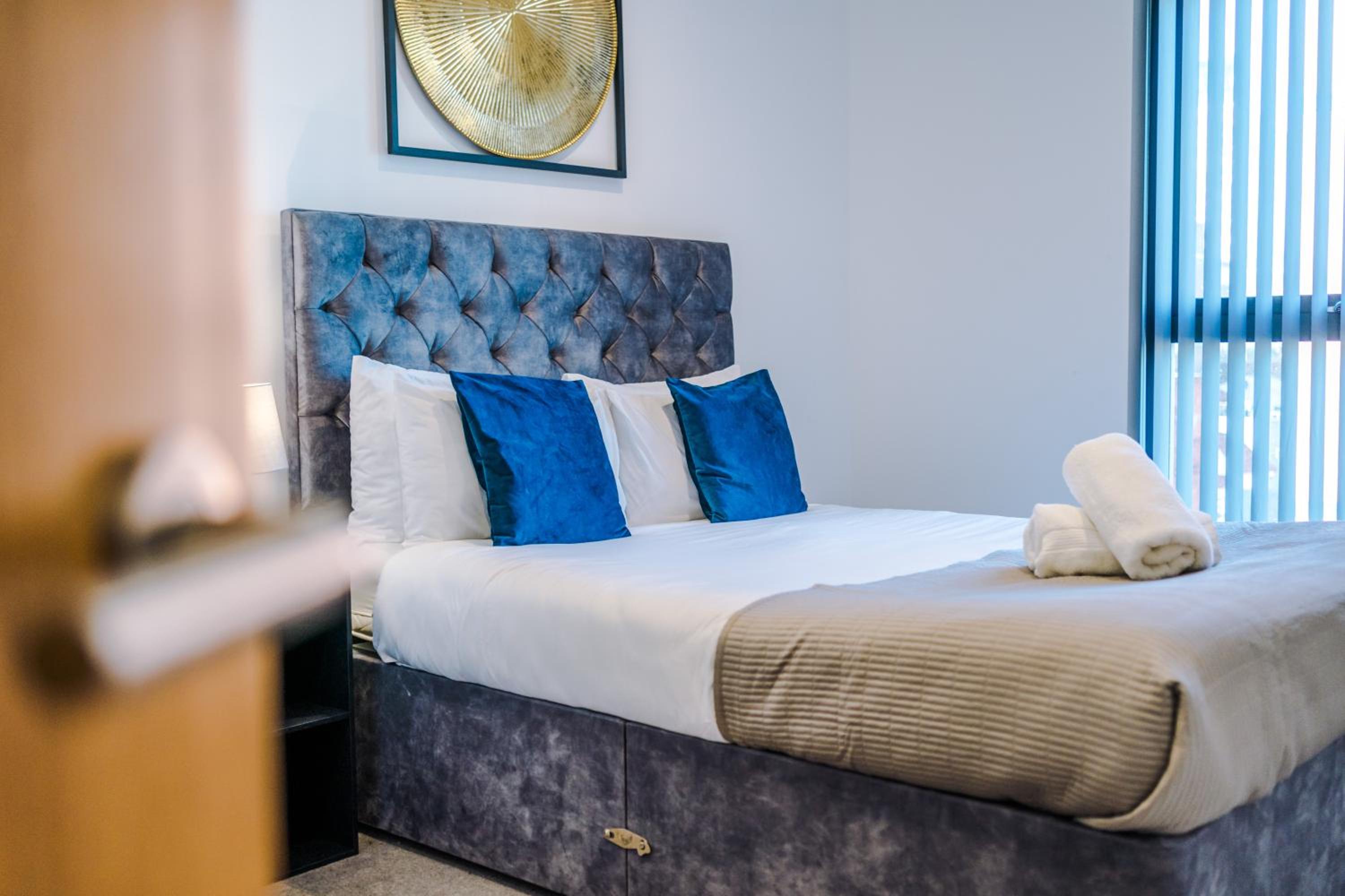 The Windmill Suite, Sleeps 6, Modern Comfort & Fast Wi-Fi, Perfect for Extended Stays
