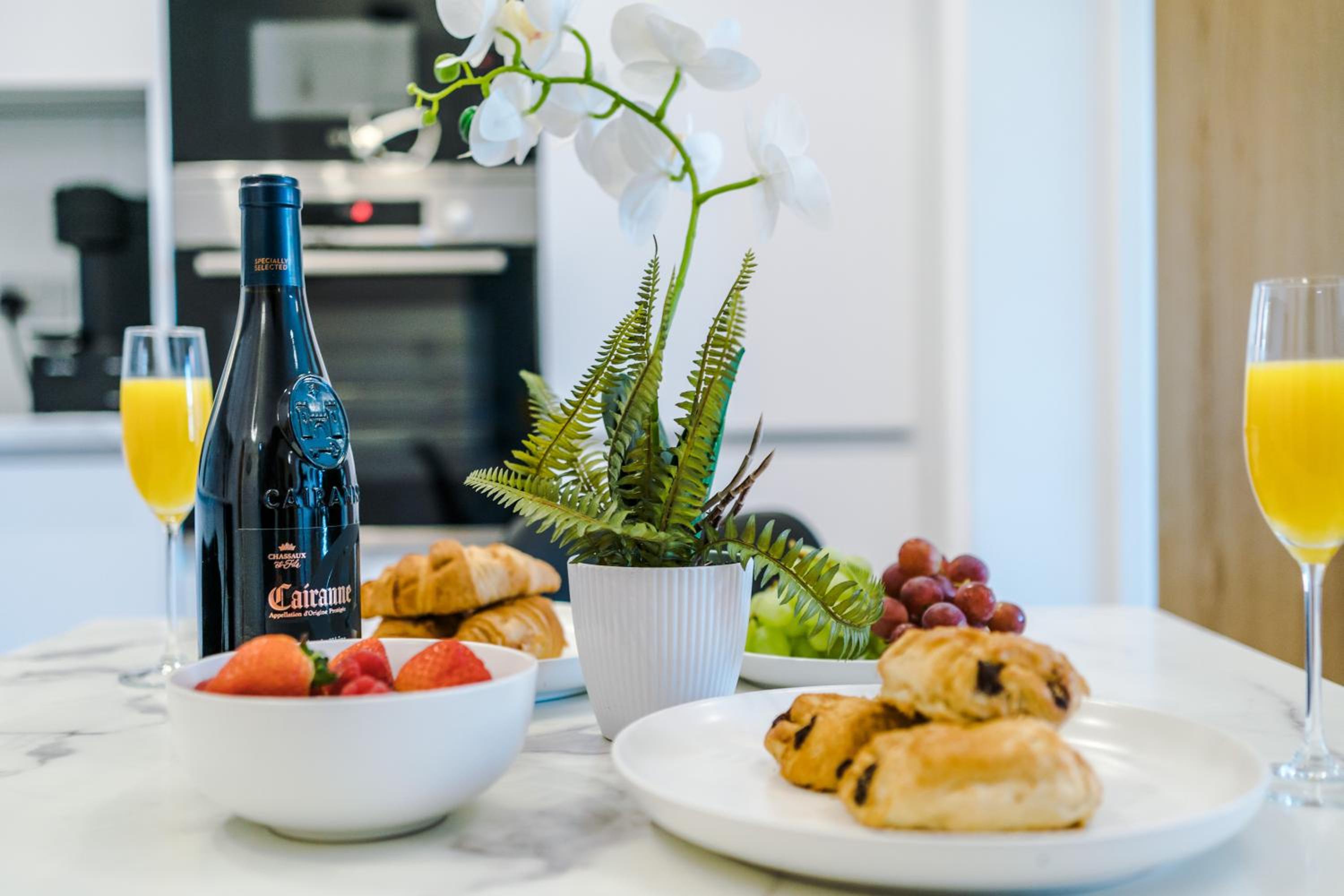 The Windmill Suite, Sleeps 6, Modern Comfort & Fast Wi-Fi, Perfect for Extended Stays