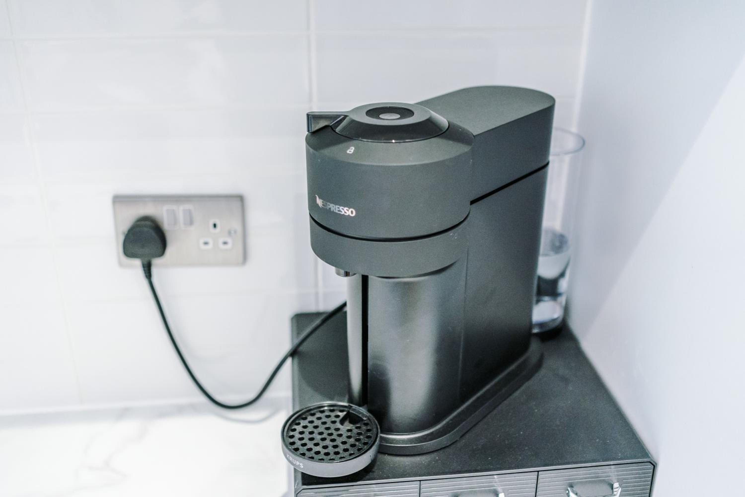 The Windmill Suite, Sleeps 6, Modern Comfort & Fast Wi-Fi, Perfect for Extended Stays
