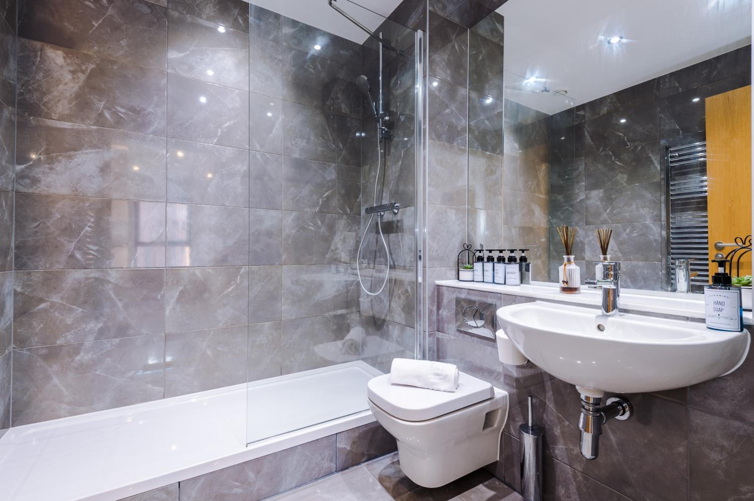 The Windmill Suite, Sleeps 6, Modern Comfort & Fast Wi-Fi, Perfect for Extended Stays