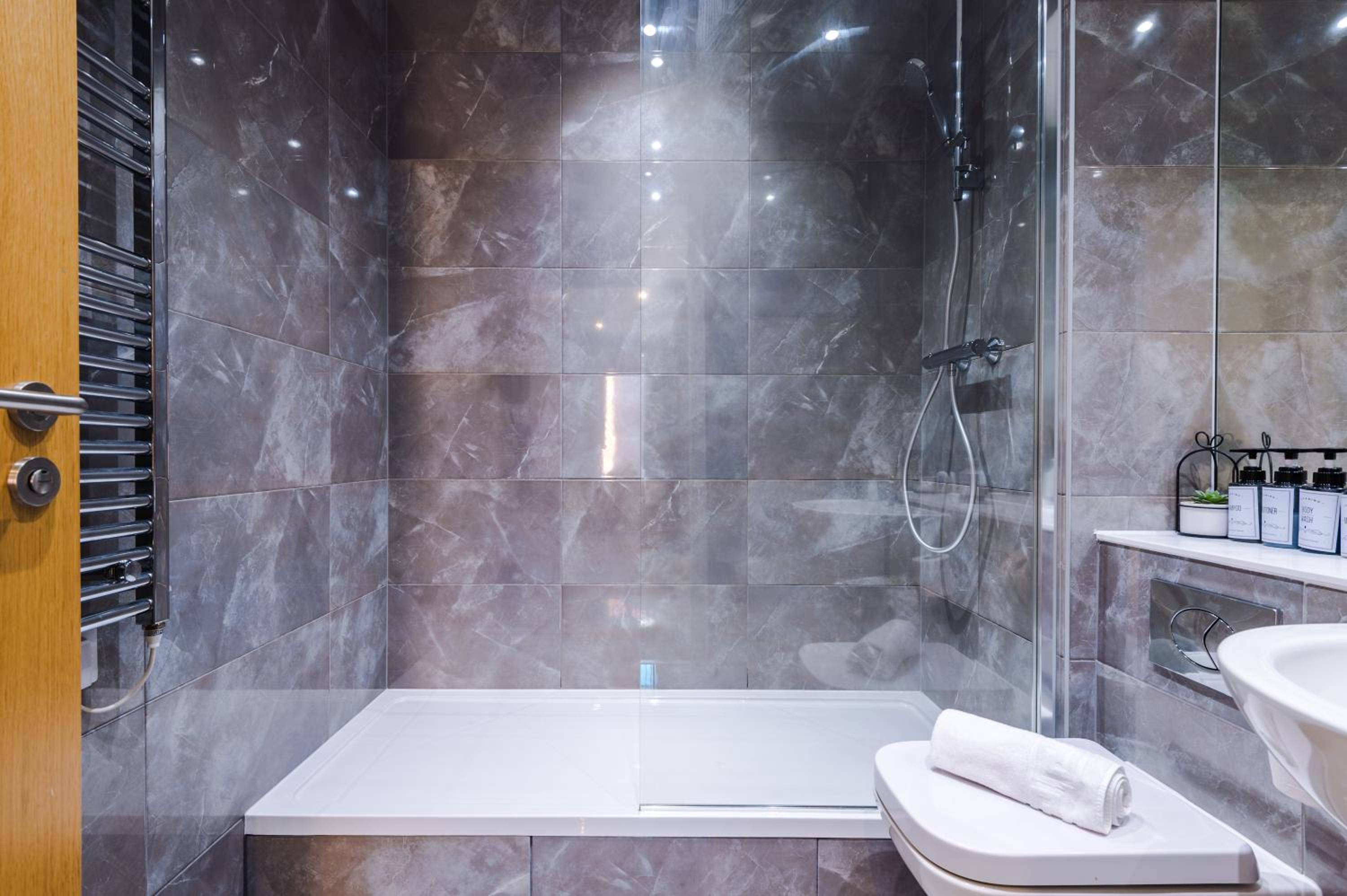 The Windmill Suite, Sleeps 6, Modern Comfort & Fast Wi-Fi, Perfect for Extended Stays