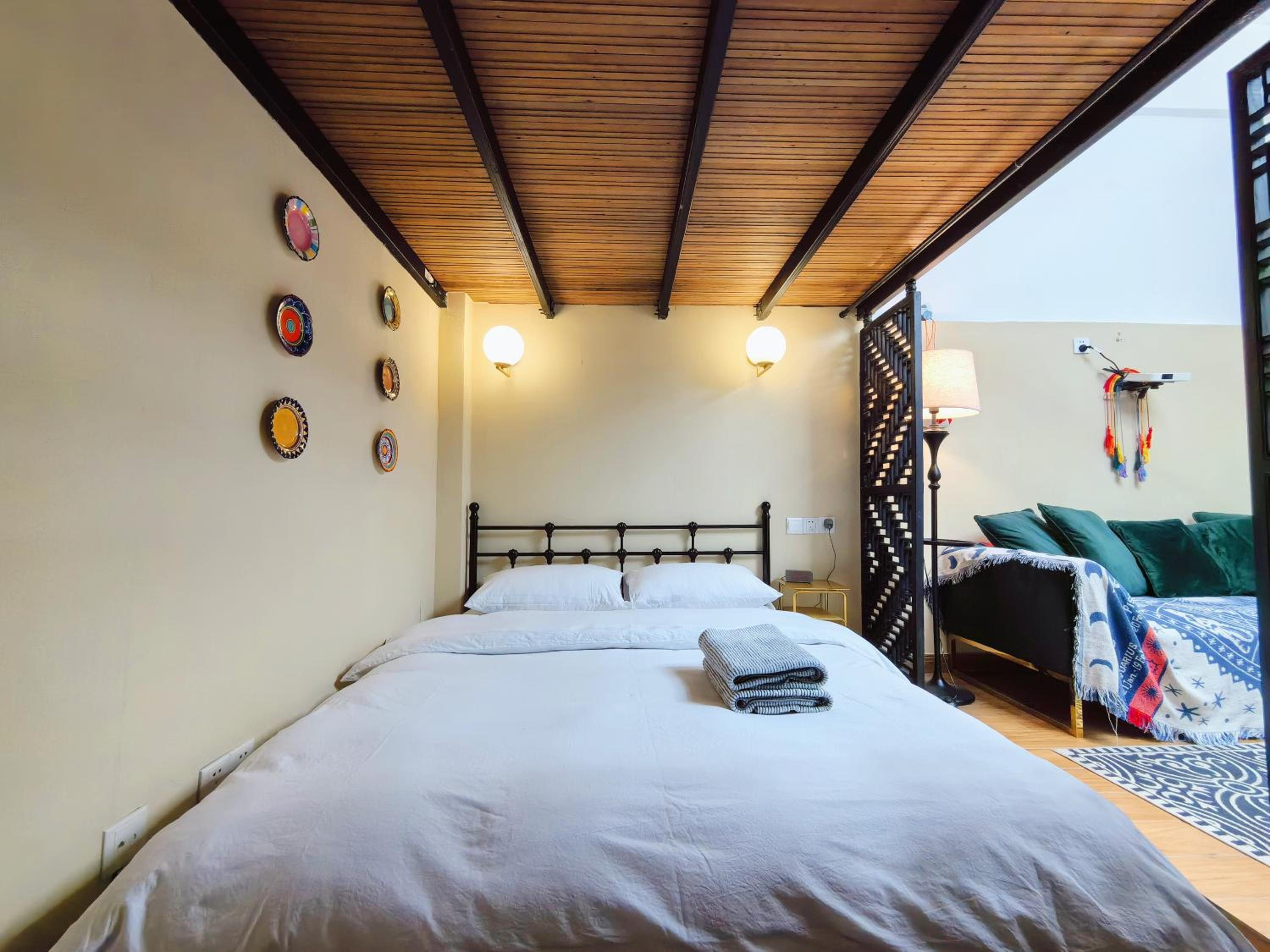 Shanghai Hills & Zinn Happy Family Bnb Near Line1&14 South Huangpi Rd Mid Huaihai Rd