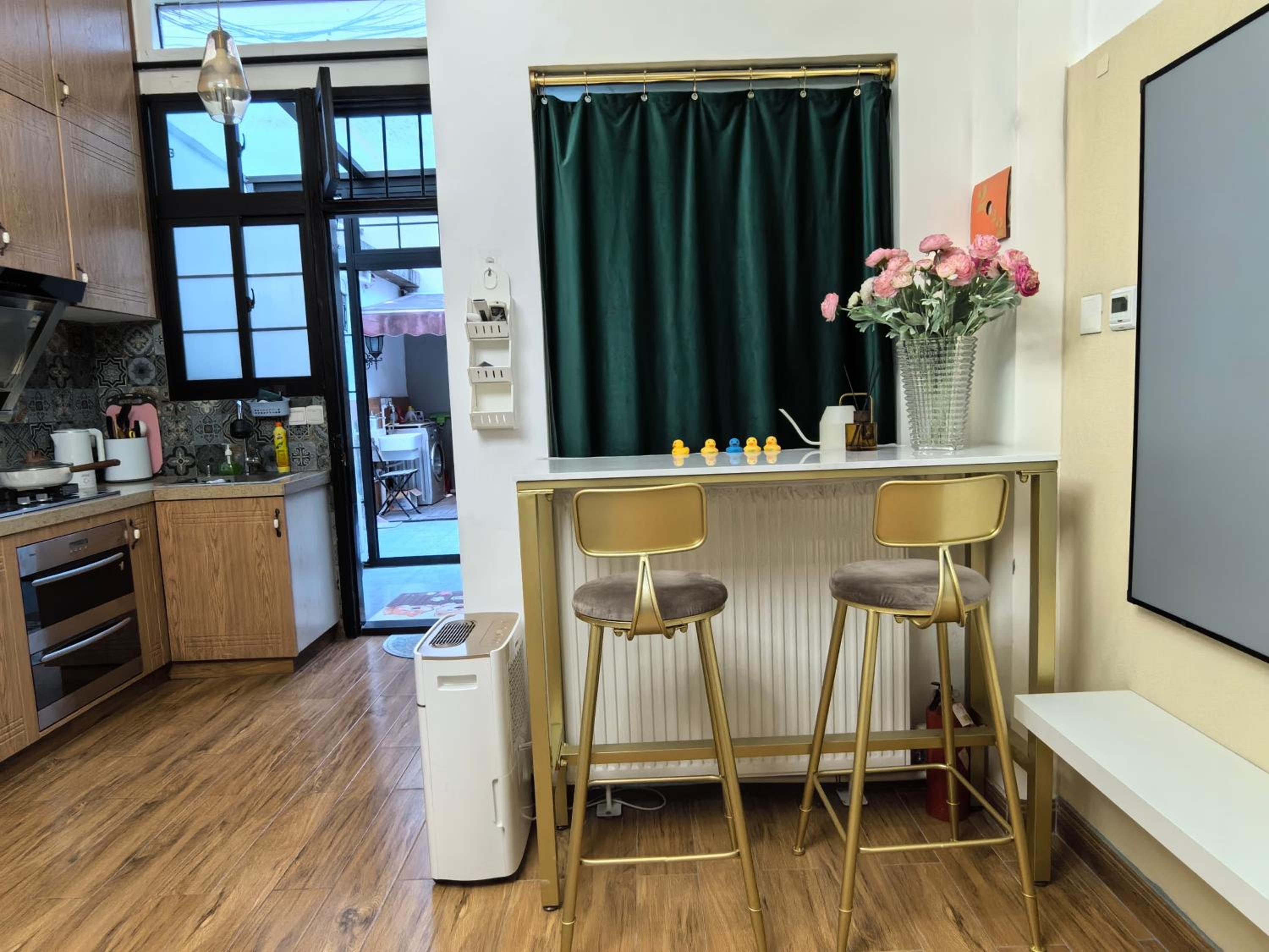 Shanghai Hills & Zinn Happy Family Bnb Near Line1&14 South Huangpi Rd Mid Huaihai Rd