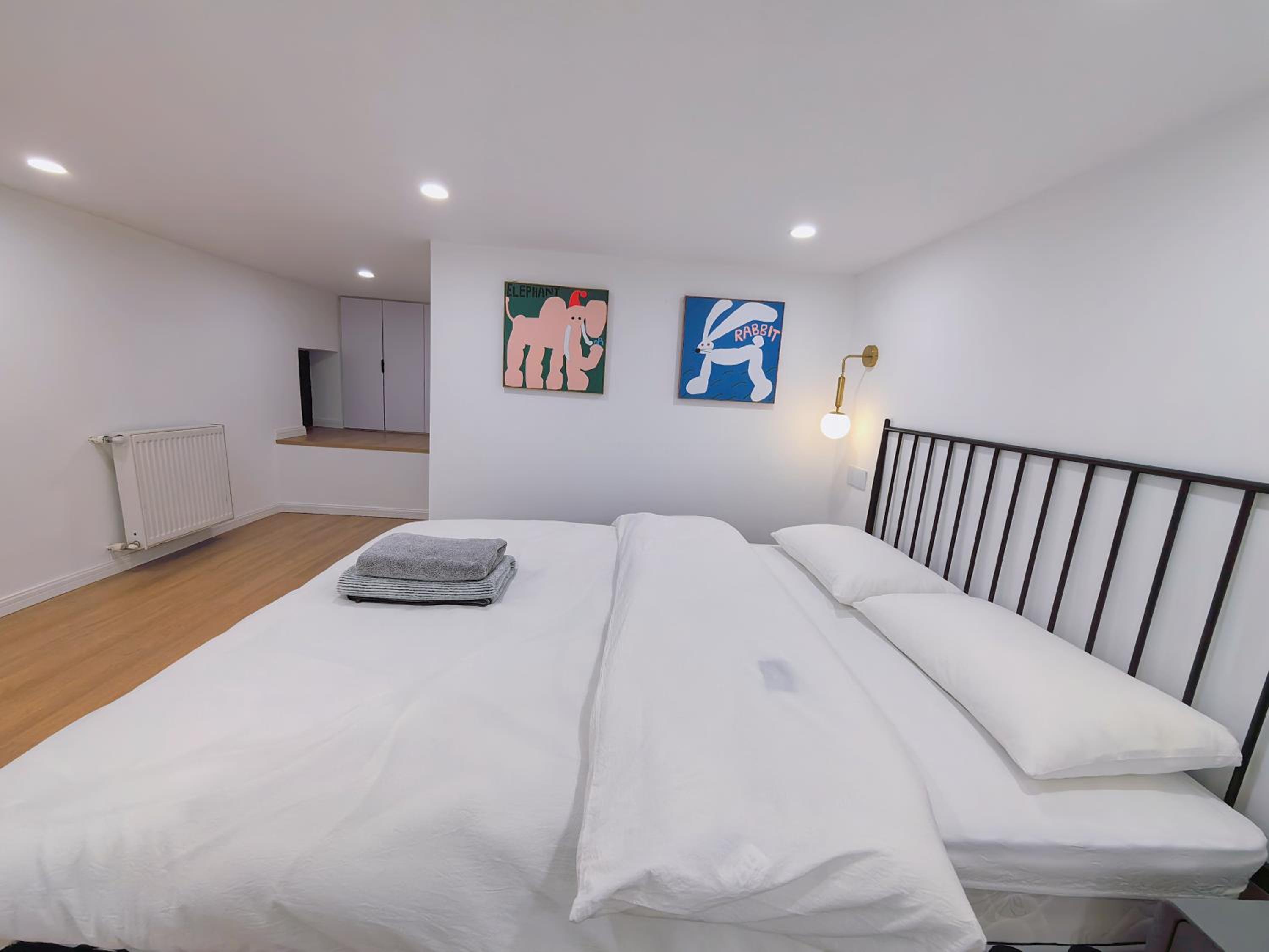 Shanghai Hills & ZINN City Loft Near Metro Line 1 Changshu Rd and Close to Tianzi Fang
