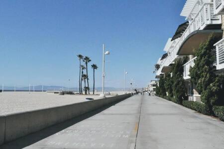 STAY NEXT TO THE SAND Best Hermosa Pier Location - DO NOT REACTIVATE SUN BLOC A view 2