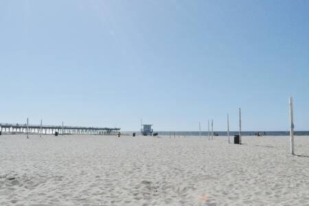 STAY NEXT TO THE SAND Best Hermosa Pier Location - DO NOT REACTIVATE SUN BLOC A view 4