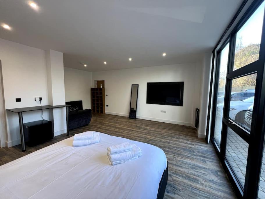 Modern Studio Apartment Near Glenfield Hospital view 2
