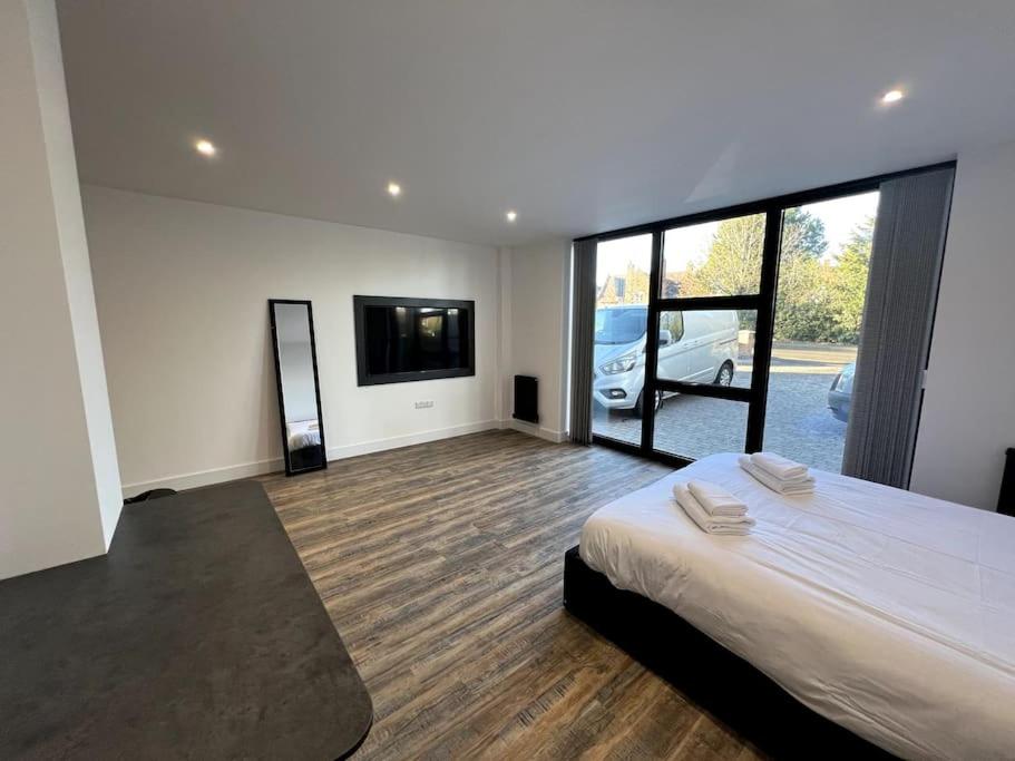 Modern Studio Apartment Near Glenfield Hospital view 5