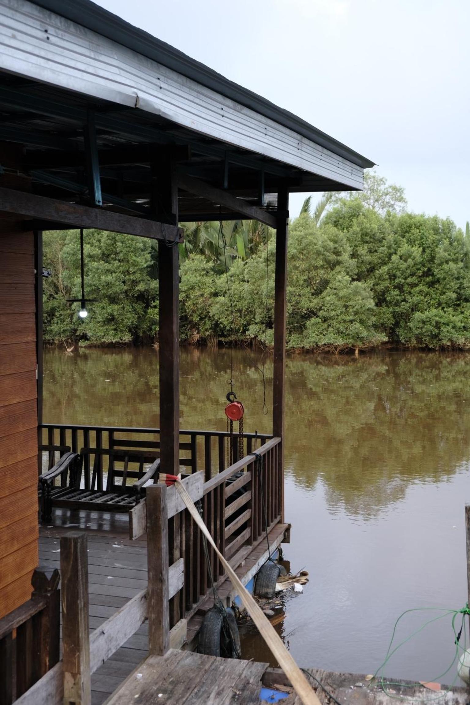 Qimmy Riverside Floating Cabin