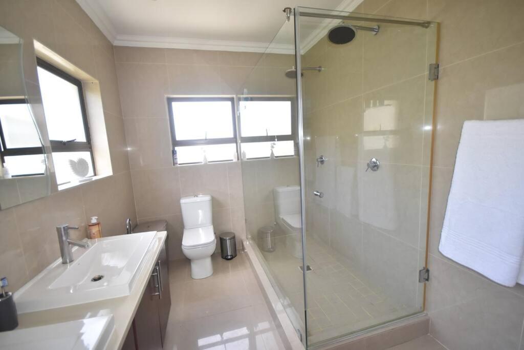 3 Bed 4 Bath detached House, Pool, Inverter view 2