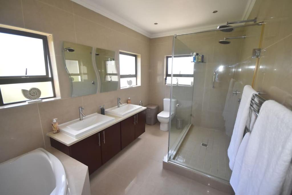 3 Bed 4 Bath detached House, Pool, Inverter view 4