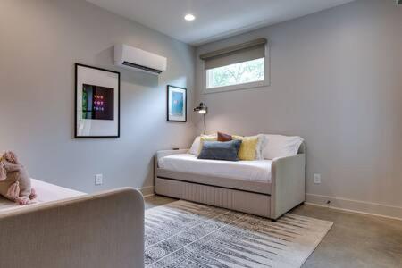 Nashville Townhouse - Walk to Food, Near Downtown! view 3
