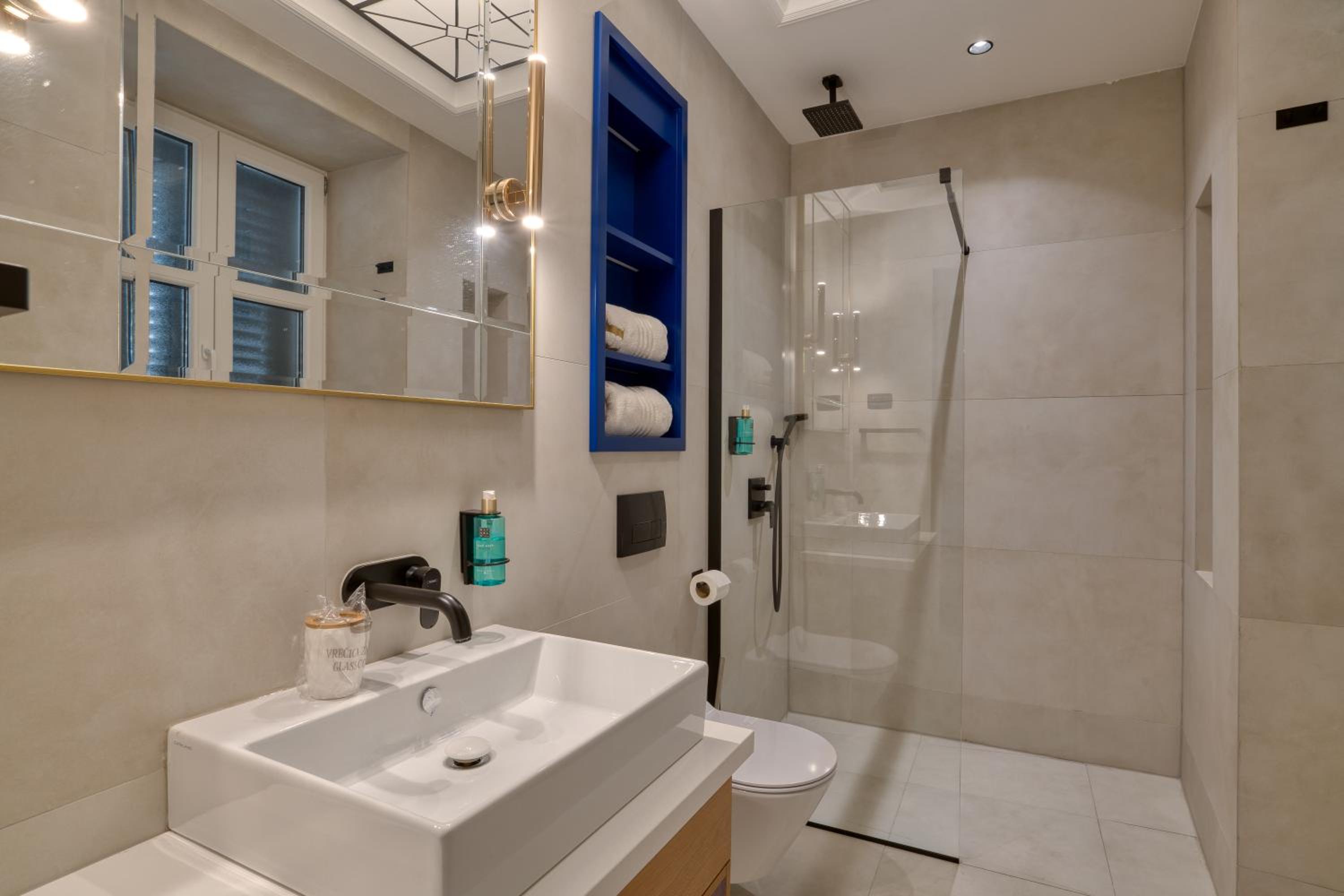 Hive Luxury Suites by MN Property view 5