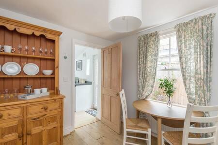 Victorian 2 Bedroom Home near the river Cam view 4