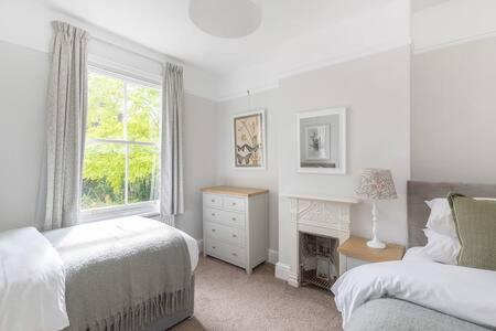 Victorian 2 Bedroom Home near the river Cam view 5