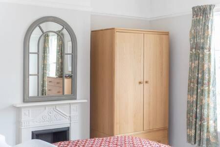 Victorian 2 Bedroom Home near the river Cam view 3
