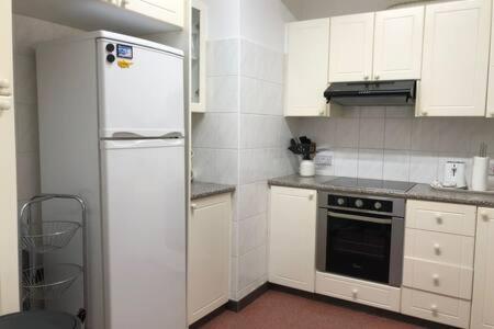 Regina Gardens - spacious, 3 bed, ground floor unit with large patio